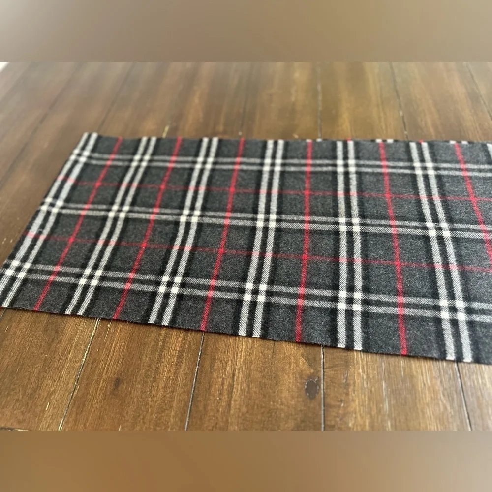 Vintage Burberry's cashmere scarf